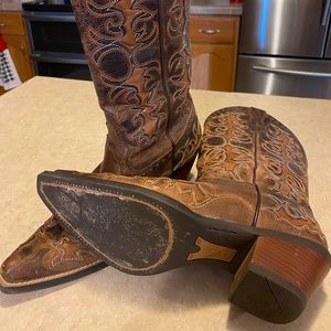 Women’s size 7.5B Ariat Boots